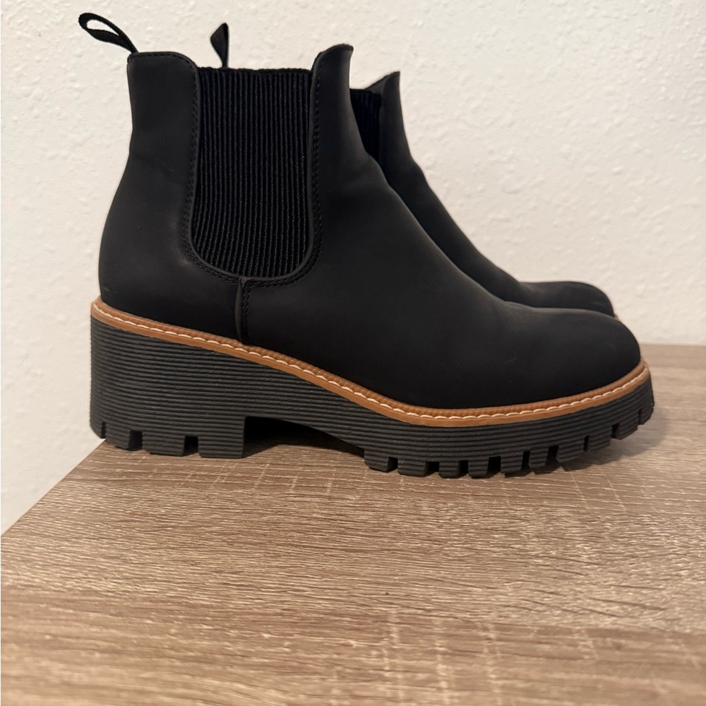 Elegant Black Ankle Boots with Chunky Heel